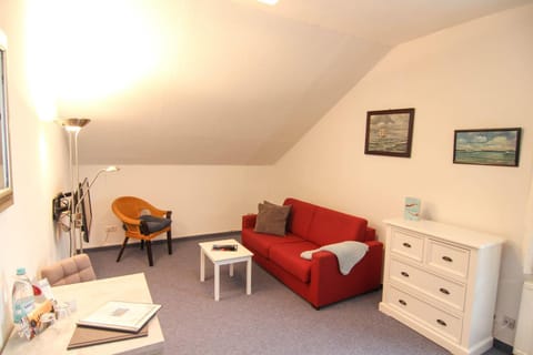 Kapitaenshaus-Lassen-Zimmer-Blanker-Hans Bed and Breakfast in Westerland