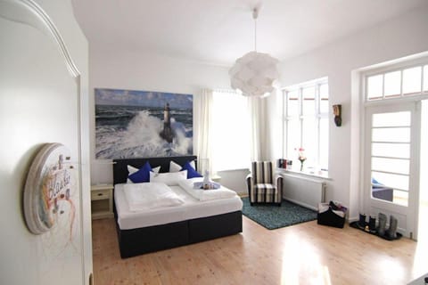 Kapitaenshaus-Lassen-Zimmer-Kapitaen-Blaubaer Bed and Breakfast in Westerland