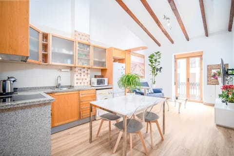 Kitchen or kitchenette, Dining area, minibar, pet friendly, stove