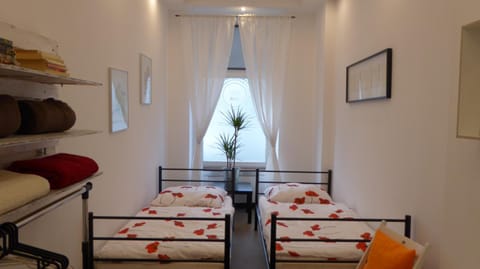 Communal lounge/ TV room, Lobby or reception, Communal kitchen, Pets, City view
