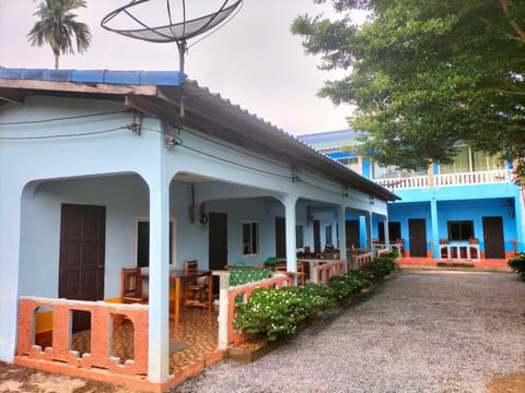 Lanta Blue House Bed and Breakfast in Sala Dan
