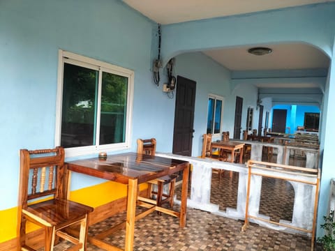 Lanta Blue House Bed and Breakfast in Sala Dan