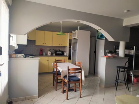Kitchen or kitchenette, Dining area, Communal kitchen