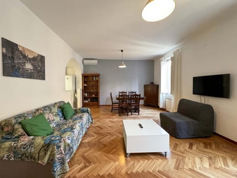 Bed, TV and multimedia, Lounge or bar, Photo of the whole room, Dining area, Lunch