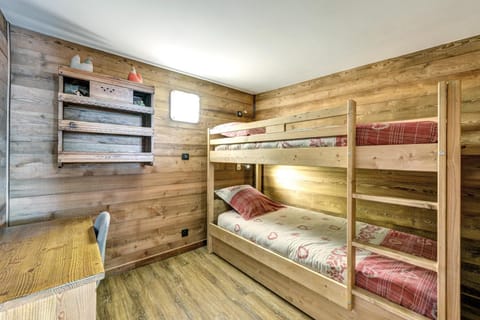 Bedroom, bunk bed