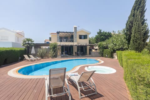 Property building, Garden, Hot Tub, Swimming pool, sunbed