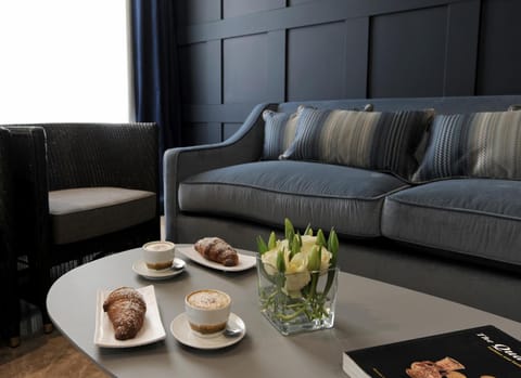 Toilet, Property logo or sign, TV and multimedia, Coffee/tea facilities, Living room, Photo of the whole room, Decorative detail, Decorative detail, Seating area, Text overlay, Text overlay, Area and facilities, Alcoholic drinks, Non alcoholic drinks