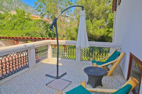 Neighbourhood, Natural landscape, Swimming pool