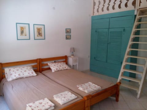 Bed, bunk bed