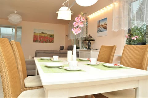 Photo of the whole room, Decorative detail, Dining area