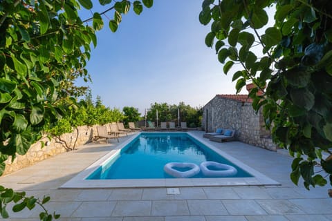 Patio, Swimming pool, sunbed