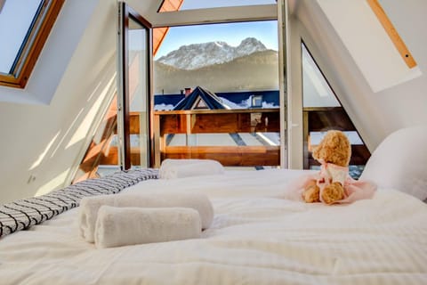 Bed, Balcony/Terrace, Bedroom, Mountain view