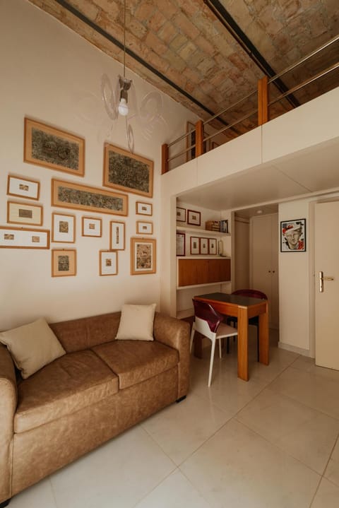 Living room, Photo of the whole room, Seating area, Dining area