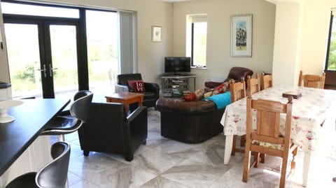 BBQ facilities, TV and multimedia, Coffee/tea facilities, Living room, Photo of the whole room, Seating area, Dining area, Garden view, Family