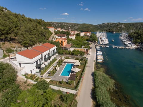 Natural landscape, Bird's eye view, Garden, City view, Garden view, Lake view, Pool view, River view, Swimming pool