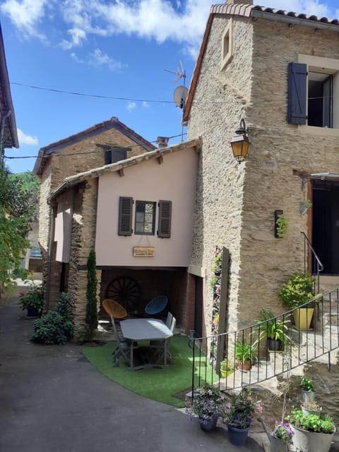 Facade/entrance, Balcony/Terrace