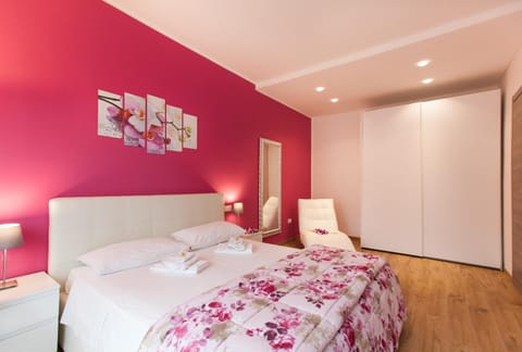 TV and multimedia, Balcony/Terrace, Decorative detail, Bedroom, City view