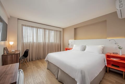 Photo of the whole room, City view