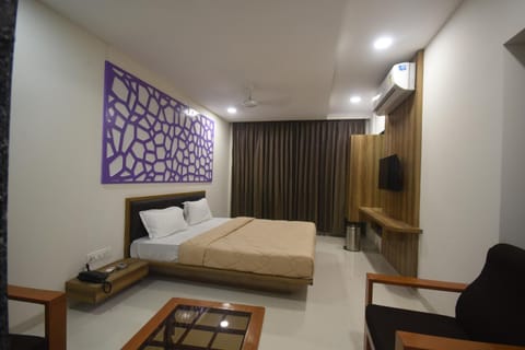 TV and multimedia, Photo of the whole room, Seating area, Bedroom