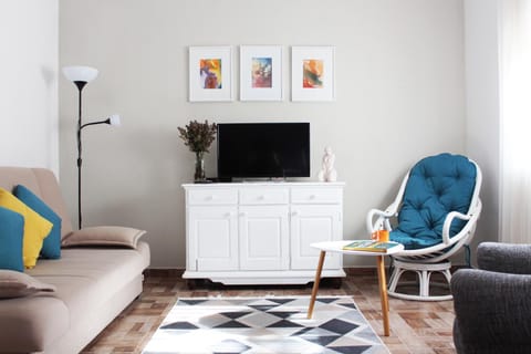 TV and multimedia, Living room, Seating area, Garden view