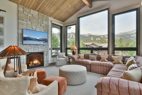 Lonestar Lodge: Sweeping Mountain Views, Hot Tub Patio House in Breckenridge
