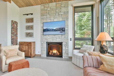 Lonestar Lodge: Sweeping Mountain Views, Hot Tub Patio House in Breckenridge