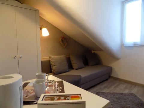 Coffee/tea facilities, Living room, Dining area, Bedroom