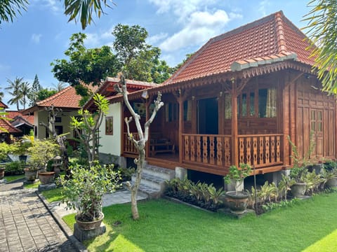 Property building, Garden, Garden, Bedroom