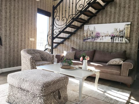 Day, Living room, Seating area, Dining area, internet