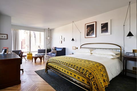 Bed, City view, Landmark view