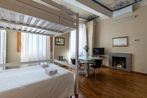 Bed, TV and multimedia, Photo of the whole room