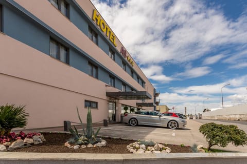 Property building, Facade/entrance, Property logo or sign