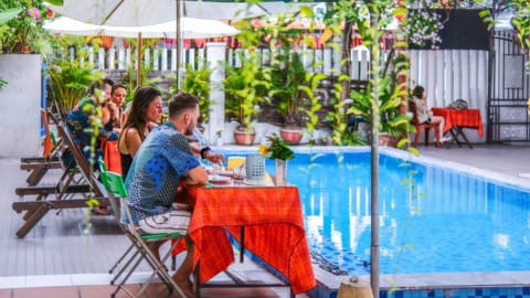 Swimming pool, Breakfast