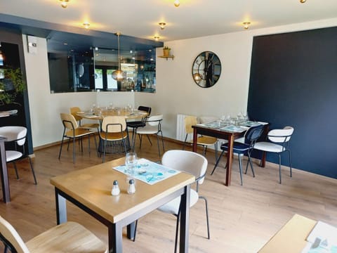 Restaurant/places to eat, Food and drinks, Seating area, Meals, Breakfast, Lunch, Dinner