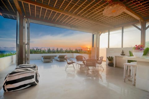 Property building, Natural landscape, Balcony/Terrace, Balcony/Terrace, Sea view, Alcoholic drinks, Alcoholic drinks, Non alcoholic drinks, Non alcoholic drinks, Sunset
