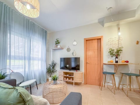 TV and multimedia, Living room, Seating area, Dining area, air conditioner