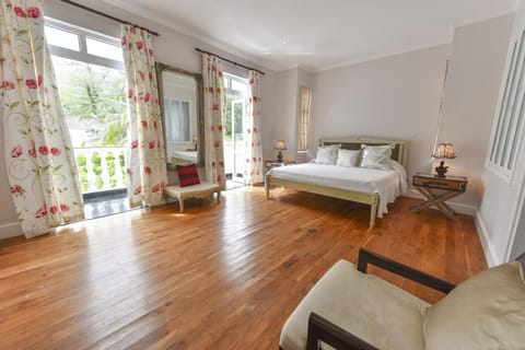 Bed, Living room, Photo of the whole room, Seating area, Bedroom
