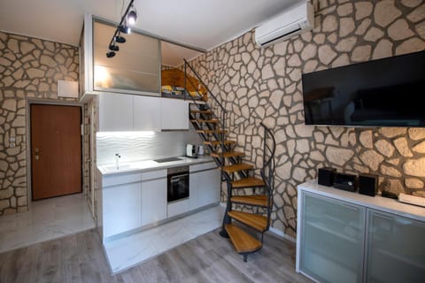 TV and multimedia, Coffee/tea facilities, Kitchen or kitchenette, dishwasher, pet friendly, stove, kitchen
