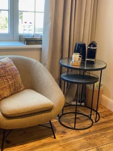 Coffee/tea facilities, Seating area