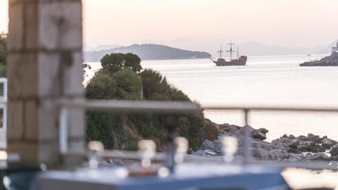 Restaurant/places to eat, Beach