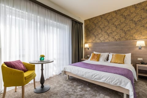 Bed, Photo of the whole room, Decorative detail, Bedroom
