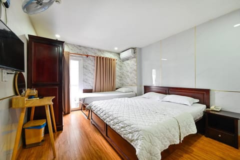 Communal lounge/ TV room, Bed, Photo of the whole room, Bedroom, fireplace, wardrobe