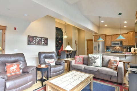 Mt. Victoria Lodge Penthouse Condo: Downtown, Hot Tub Apartment in Frisco