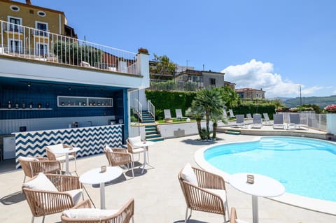 Lounge or bar, Swimming pool, sunbed