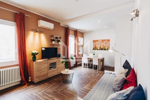 TV and multimedia, Living room, Seating area, internet, air conditioner