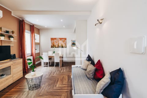 TV and multimedia, Kitchen or kitchenette, Living room, Seating area, Dining area