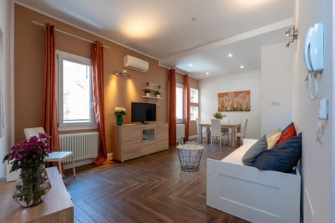 TV and multimedia, Seating area, Dining area