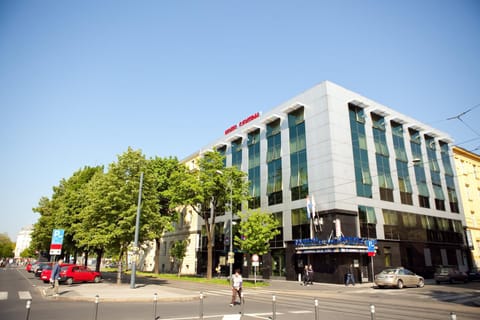 Facade/entrance, Area and facilities