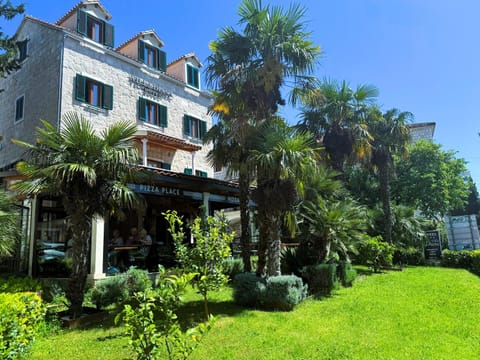 Property building, Restaurant/places to eat