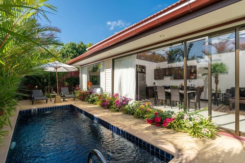 Pool view, Swimming pool, sunbed